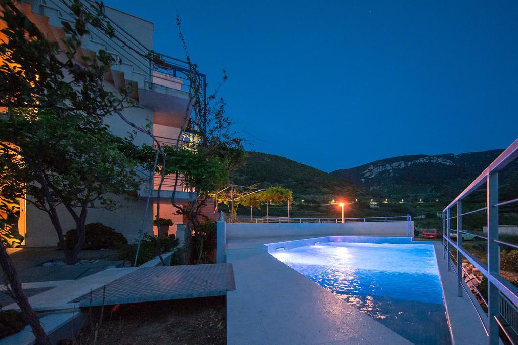 Apartments Zambarlin คอมีชา ภายนอก รูปภาพ