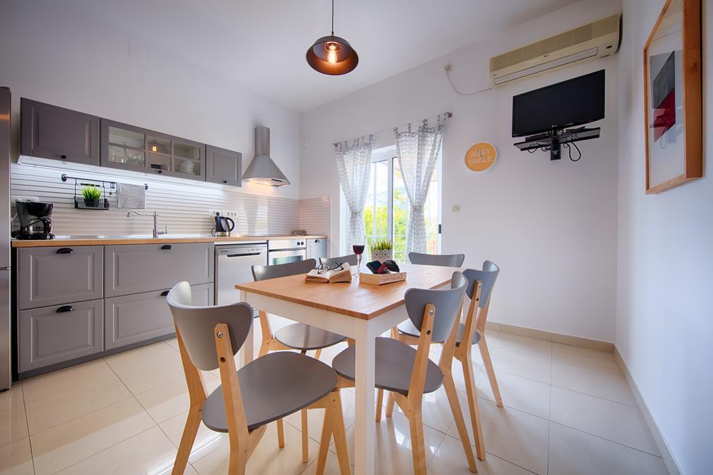 Apartments Zambarlin คอมีชา ภายนอก รูปภาพ