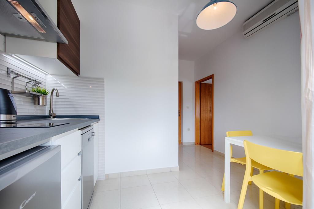 Apartments Zambarlin คอมีชา ภายนอก รูปภาพ