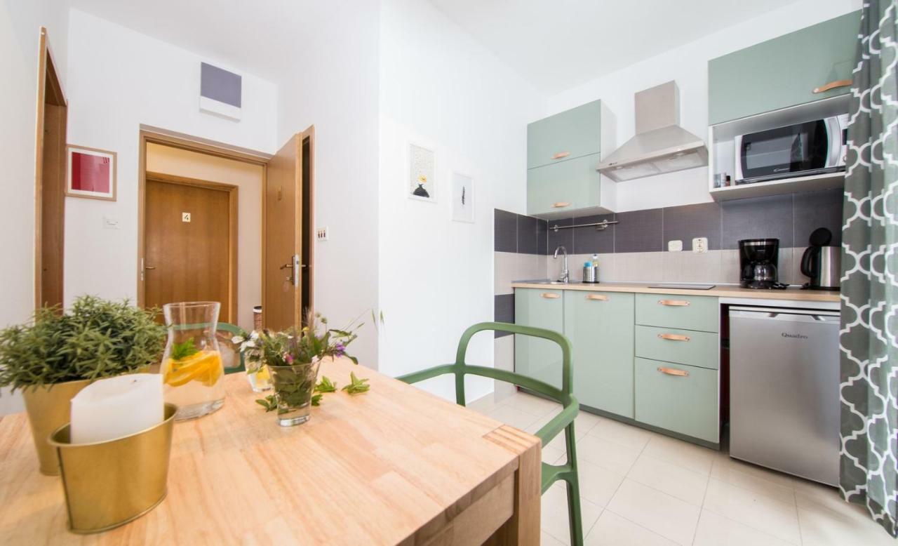 Apartments Zambarlin คอมีชา ภายนอก รูปภาพ